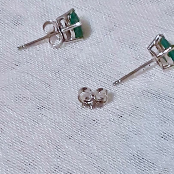 14k solid White Gold Round Faceted Genuine Emerald Stud Earrings - Picture 3 of 8